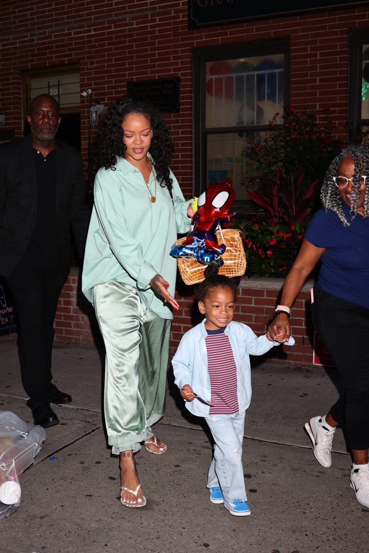 Rihanna вышла в шелковых брюках-баллонах и сандалиях под змею