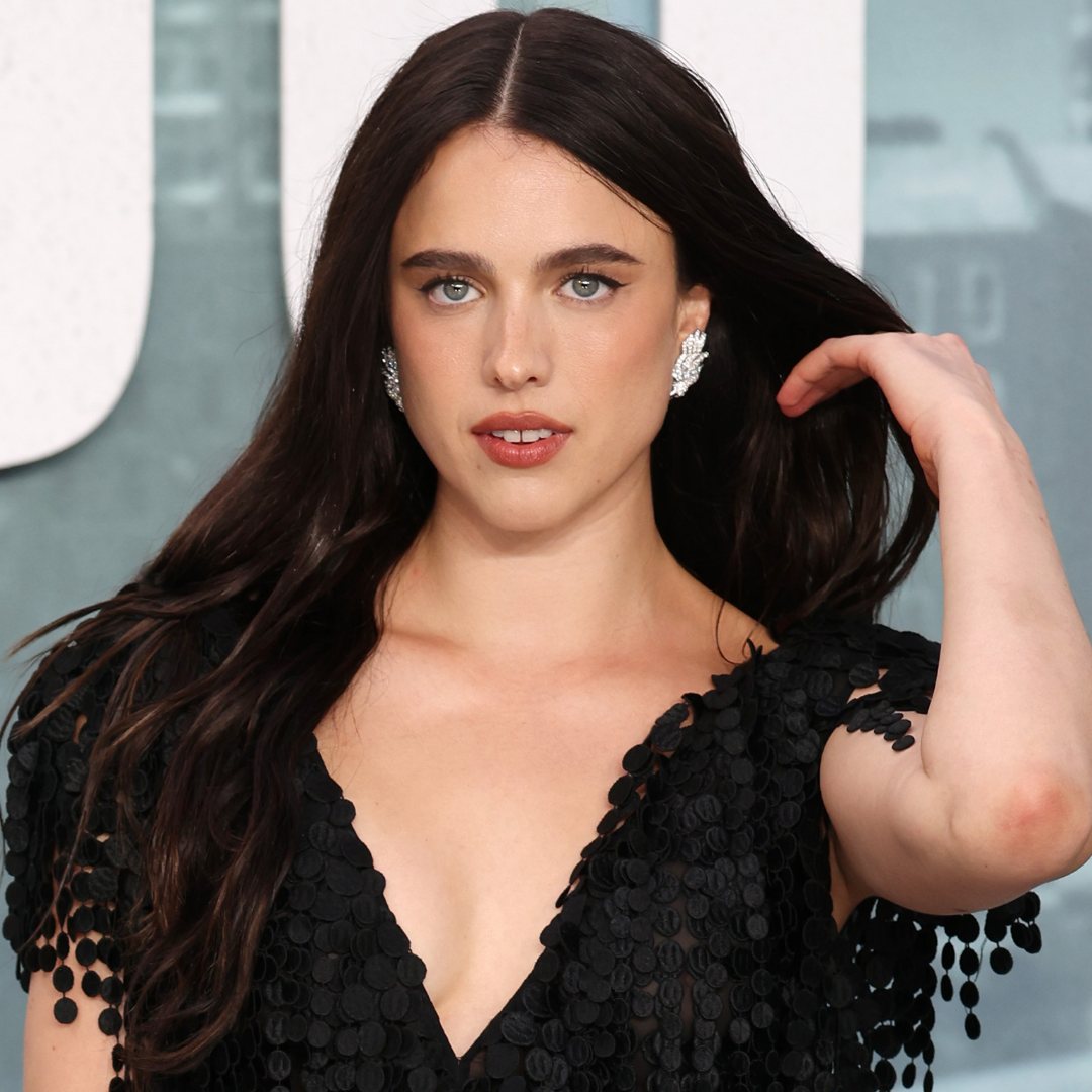 Margaret Qualley вышла на премьеру The Dog Stars в босоножках Chanel без подошвы
