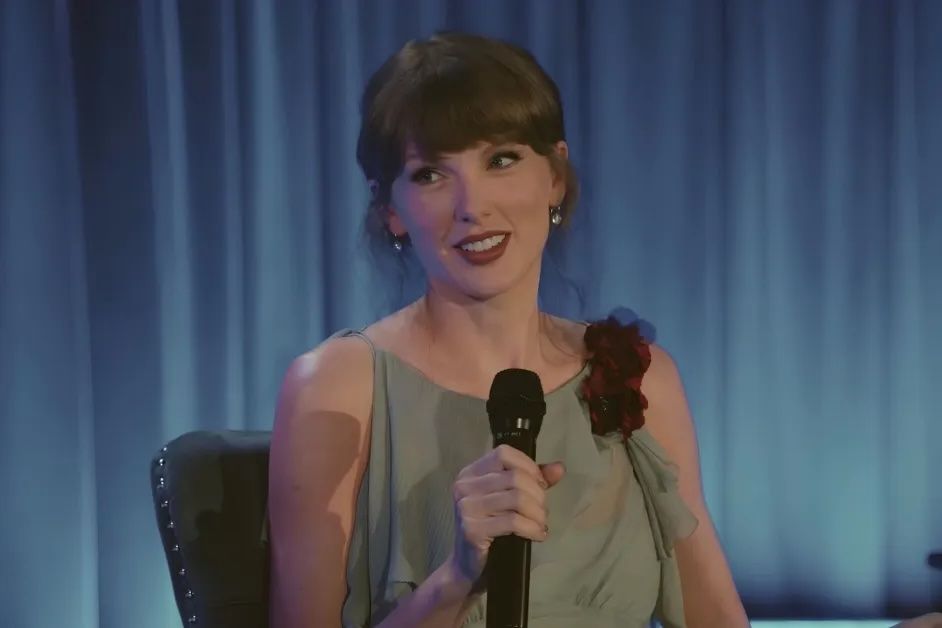 Taylor Swift выбрала платье Dôen для первого выступления после свадьбы