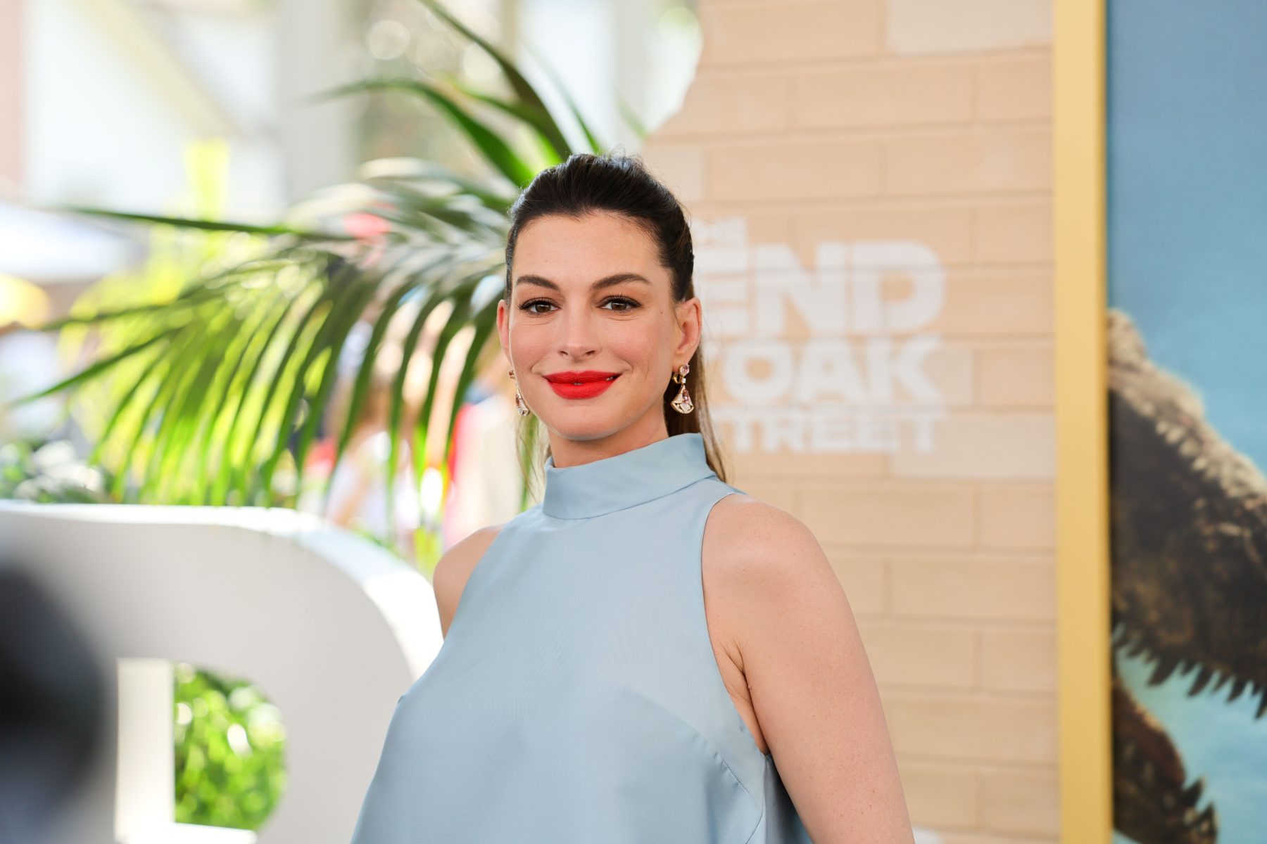 Маникюр Anne Hathaway в оттенке «кокосовый латте»