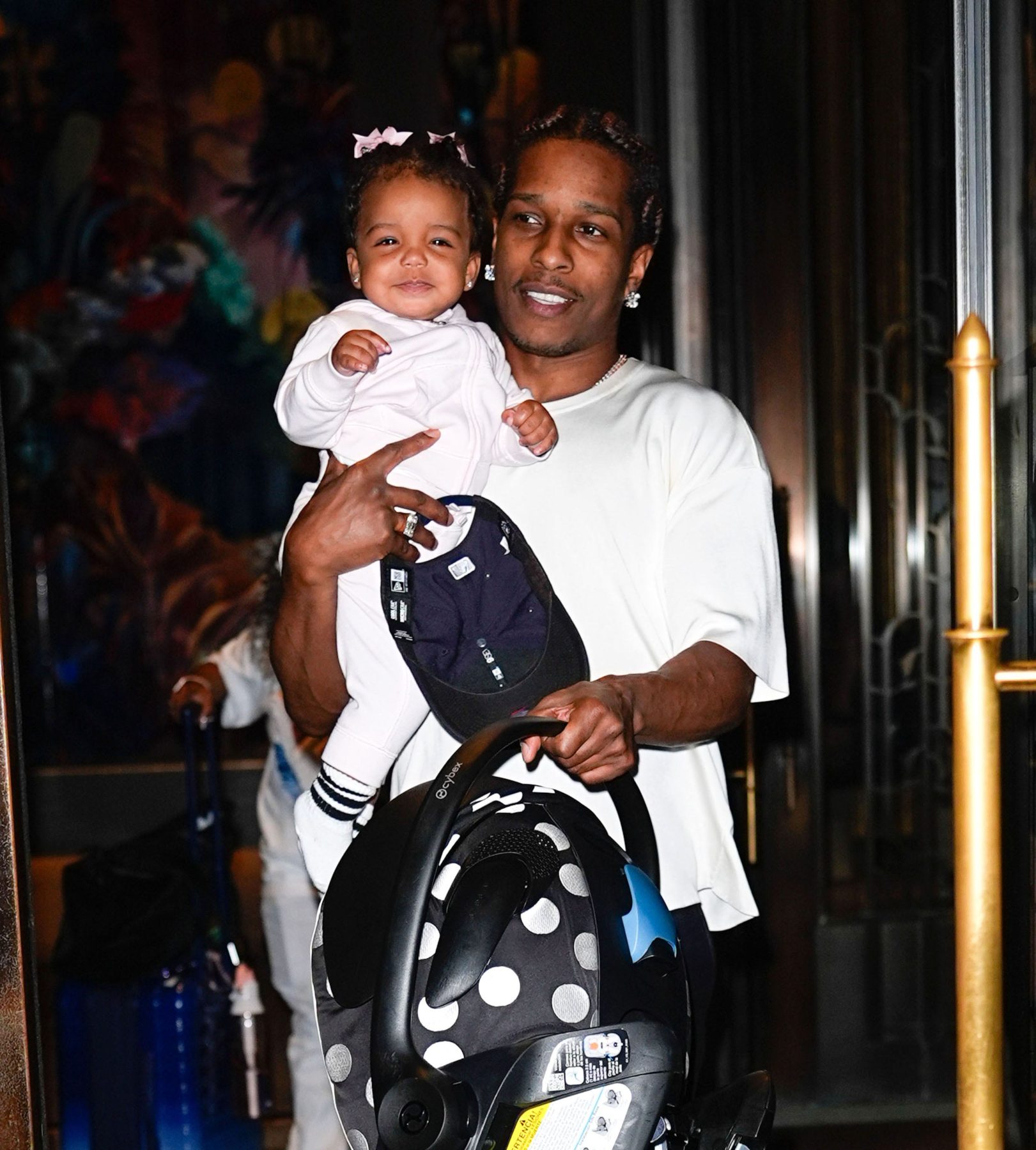 Младшая дочь Rihanna и A$AP Rocky в новых фото вылитая мама