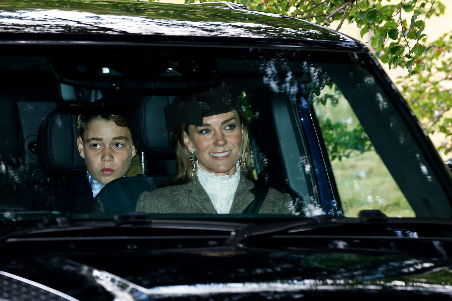 Принцесса Kate вышла в блузе с высоким воротником и оборками