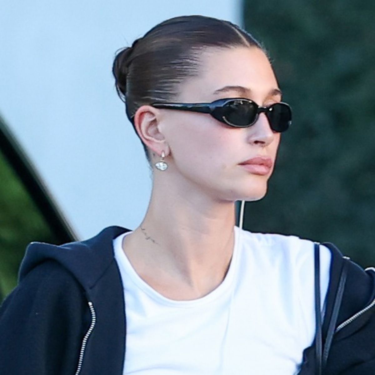 Не свитер: любимая вещь Hailey Bieber, которая делает леггинсы круче