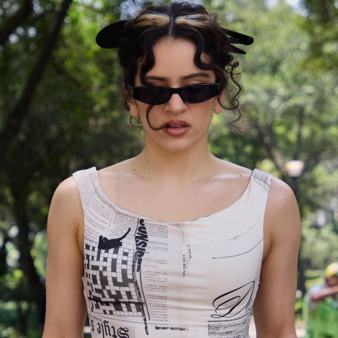 Rosalía показала газетное платье в духе Carrie Bradshaw