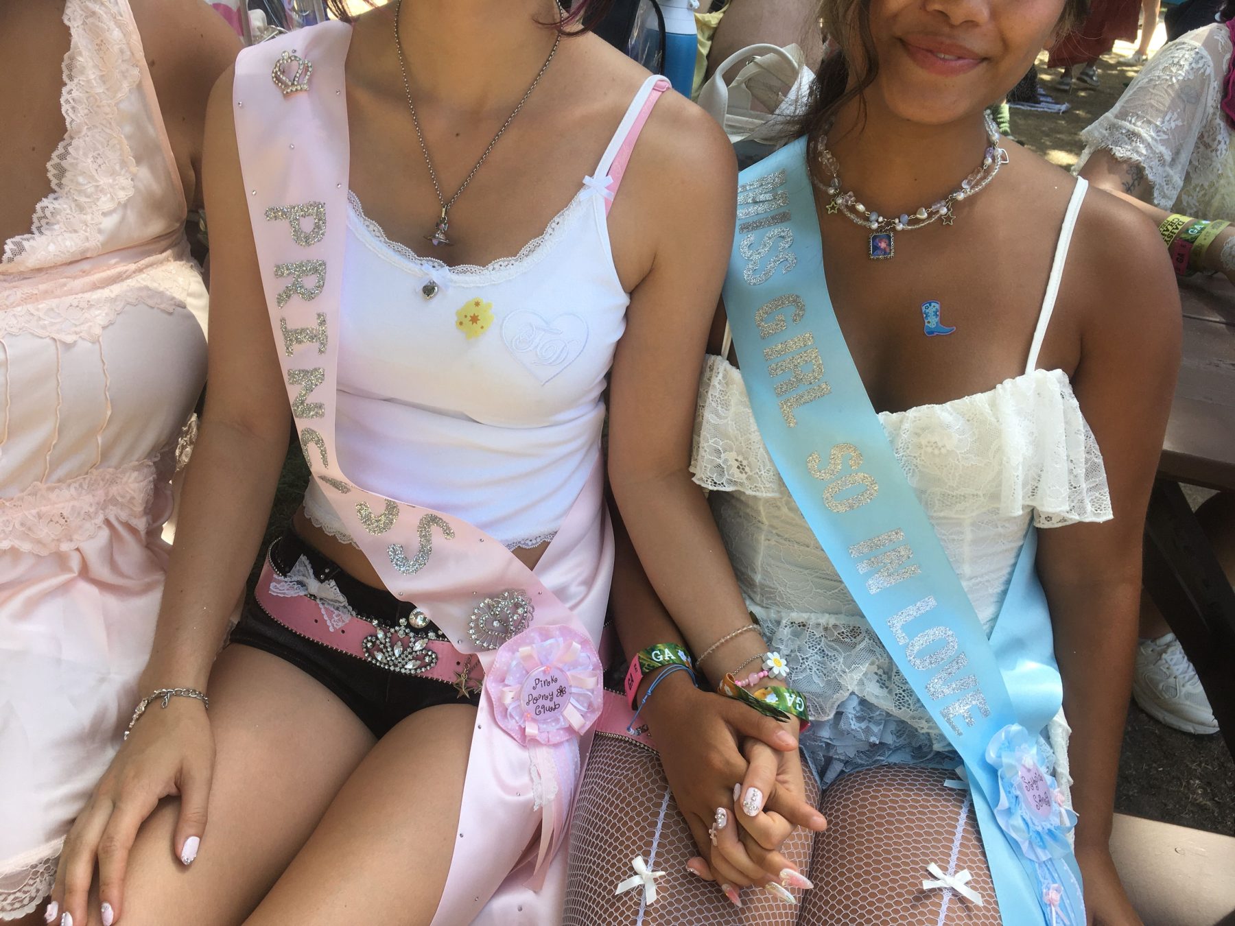 На фестивале Olivia Rodrigo расцвела подростковая эстетика