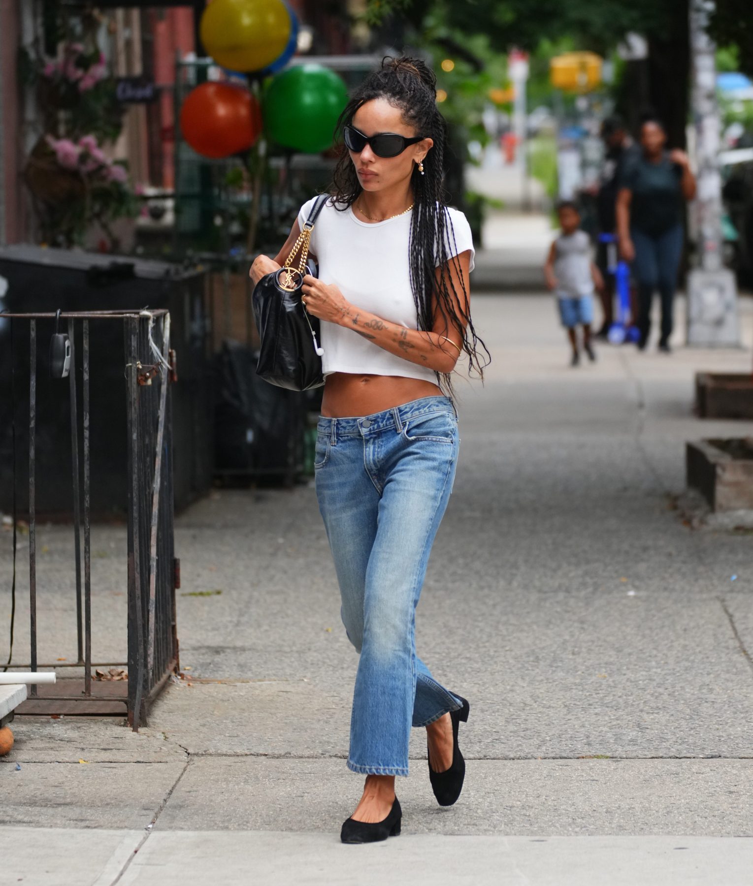 Zoë Kravitz дополнила футболку и джинсы сумкой Saint Laurent