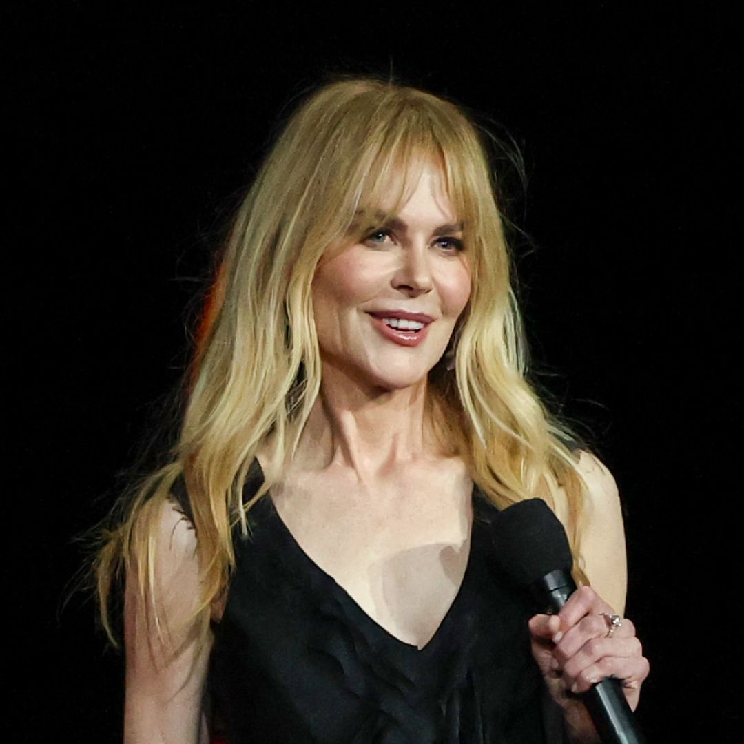 Nicole Kidman вышла в чёрном платье с вырезами на показе Practical Magic 2