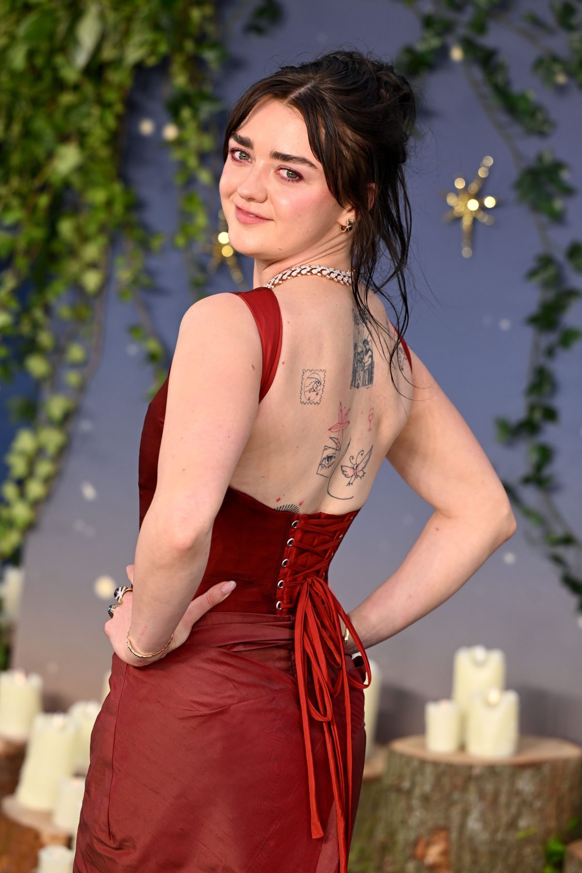 Maisie Williams выбрала укладку в духе 90-х на премьере Practical Magic