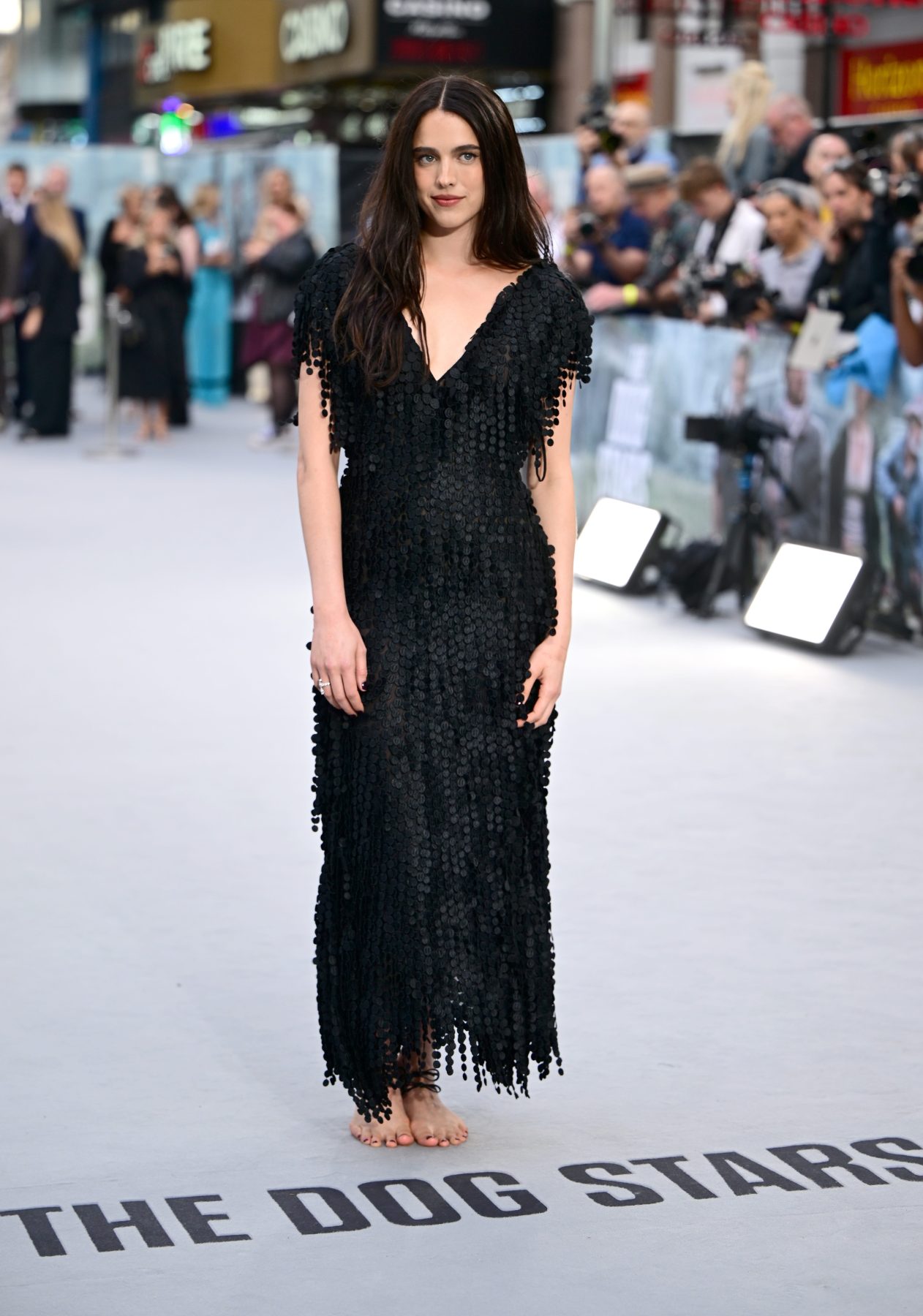 Margaret Qualley вынесла на красную дорожку «голую» обувь