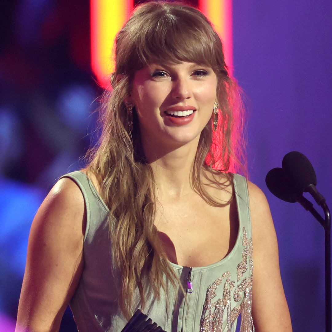 Платье Dôen у Taylor Swift доказало, что красно‑зелёный тренд работает не только зимой