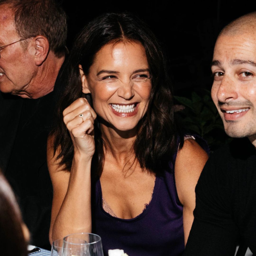 Katie Holmes примерила красно-фиолетовый тренд лета 2026