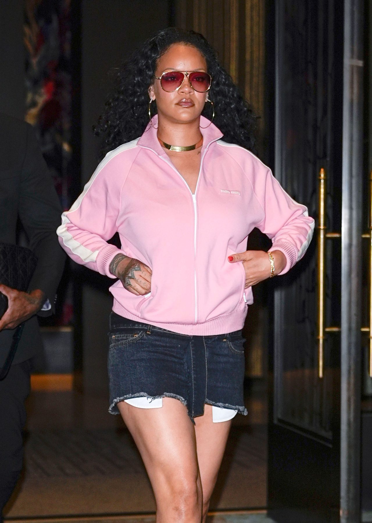 Rihanna вышла на семейную прогулку в розовой куртке и мини-юбке