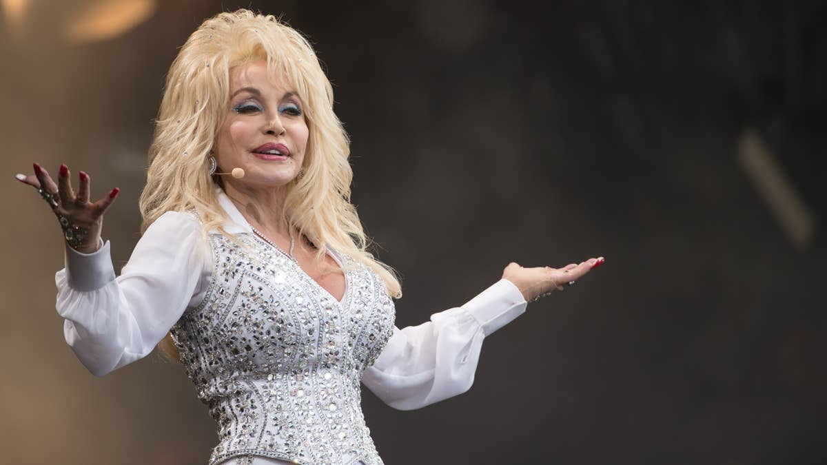 Fashionista вспоминает стиль Dolly Parton и влияние Gen Alpha на шопинг