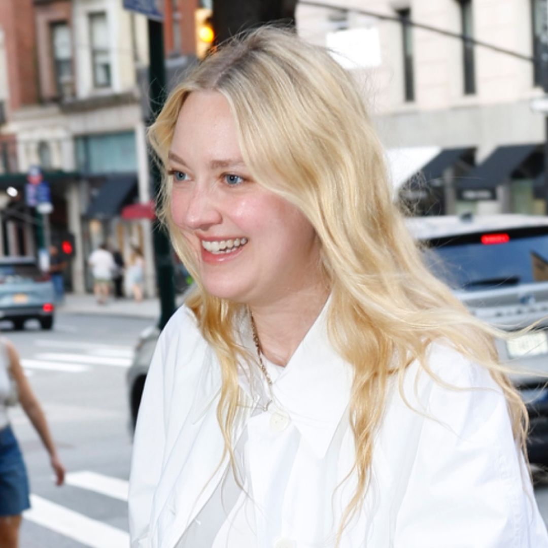 Dakota Fanning вышла с сумкой The Row и босоножками как у Hailey Bieber