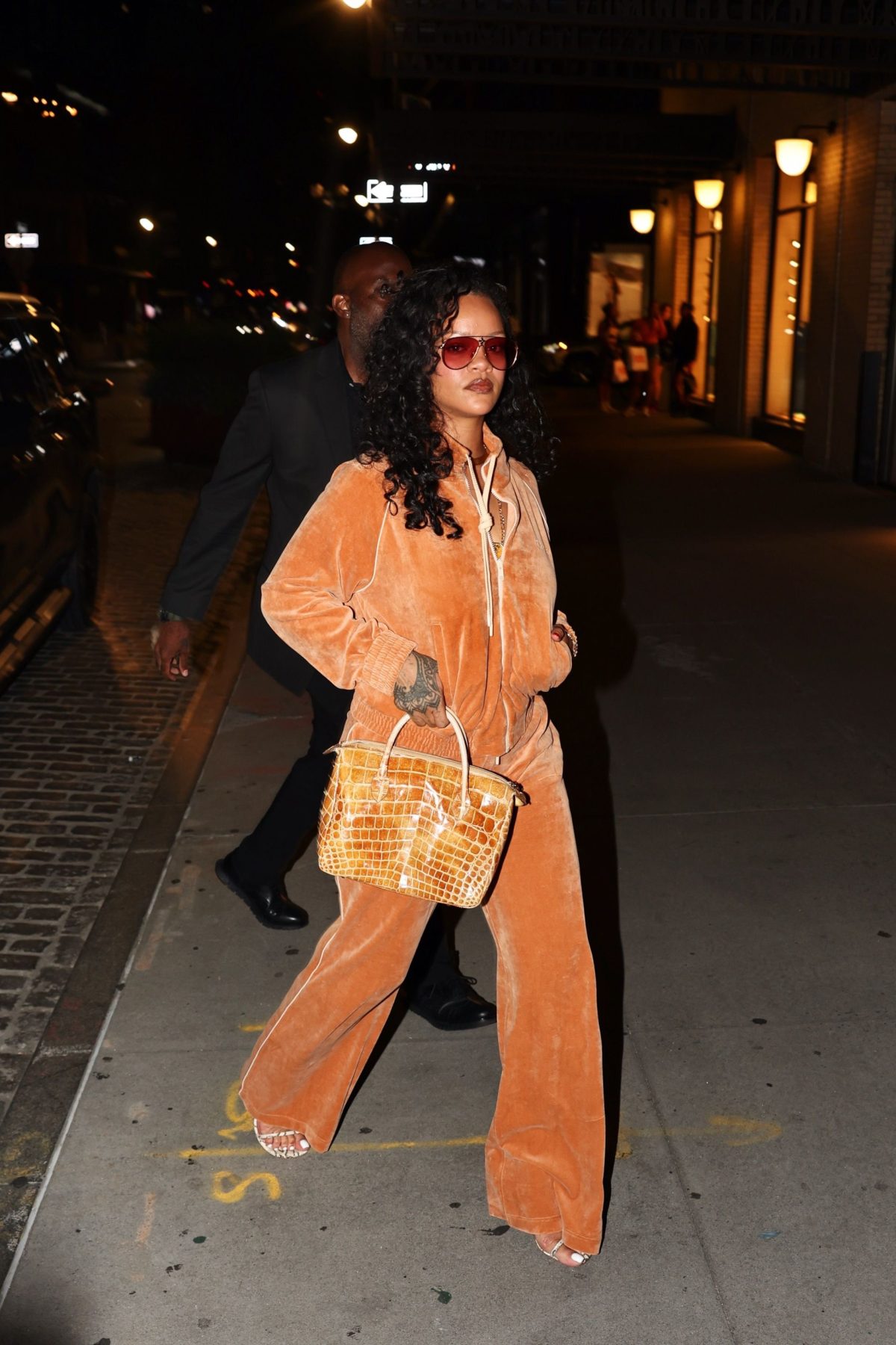 Rihanna выбрала велюровый костюм вместо бохо Chloé