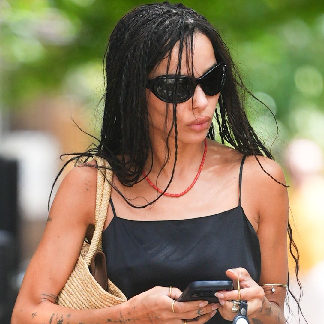 Zoë Kravitz проверила теорию «не той обуви» с мюлями из замши