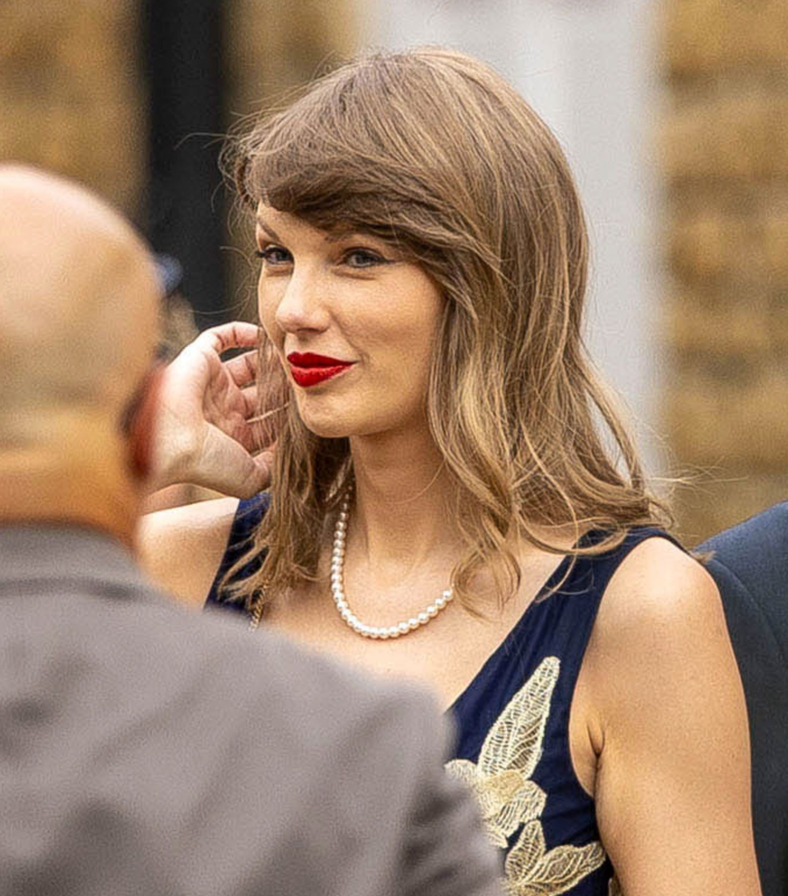 Taylor Swift на свадьбе показала новую стрижку и челку