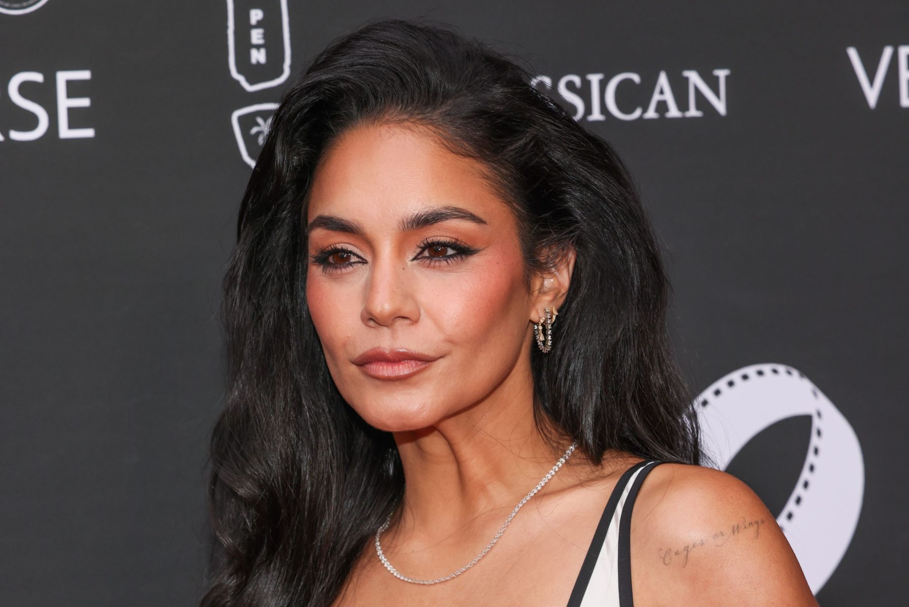 Vanessa Hudgens примерила укладку в духе супермоделей 90-х