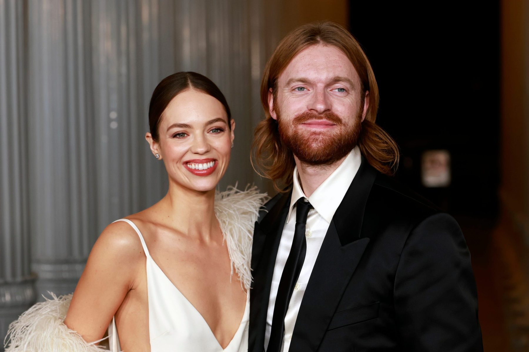Finneas и Claudia Sulewski сыграли свадьбу на побережье Калифорнии