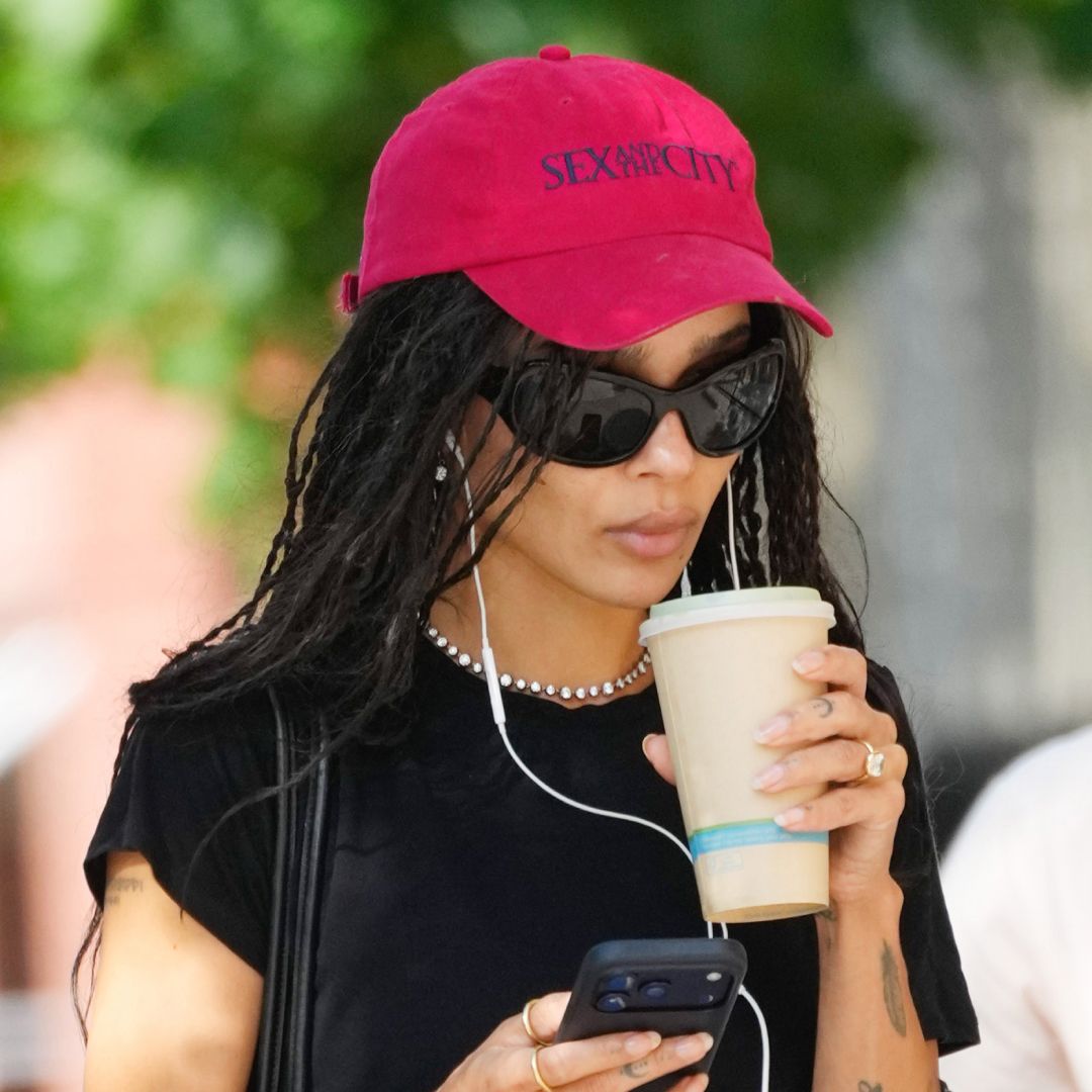 Zoë Kravitz завершает лето в резиновых слайдах и шортах Adidas