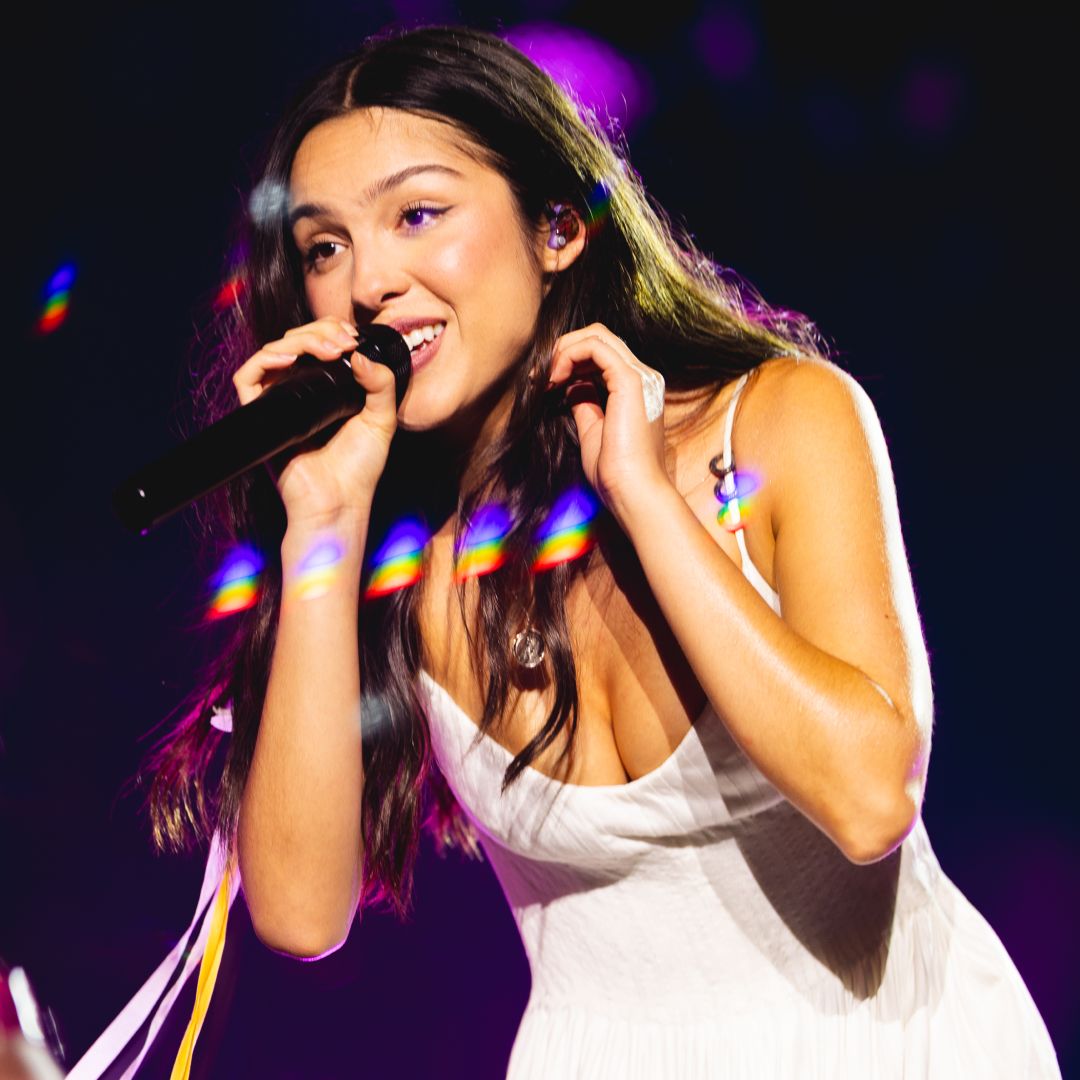 Olivia Rodrigo показала фестивальный образ с кружевным мини-платьем