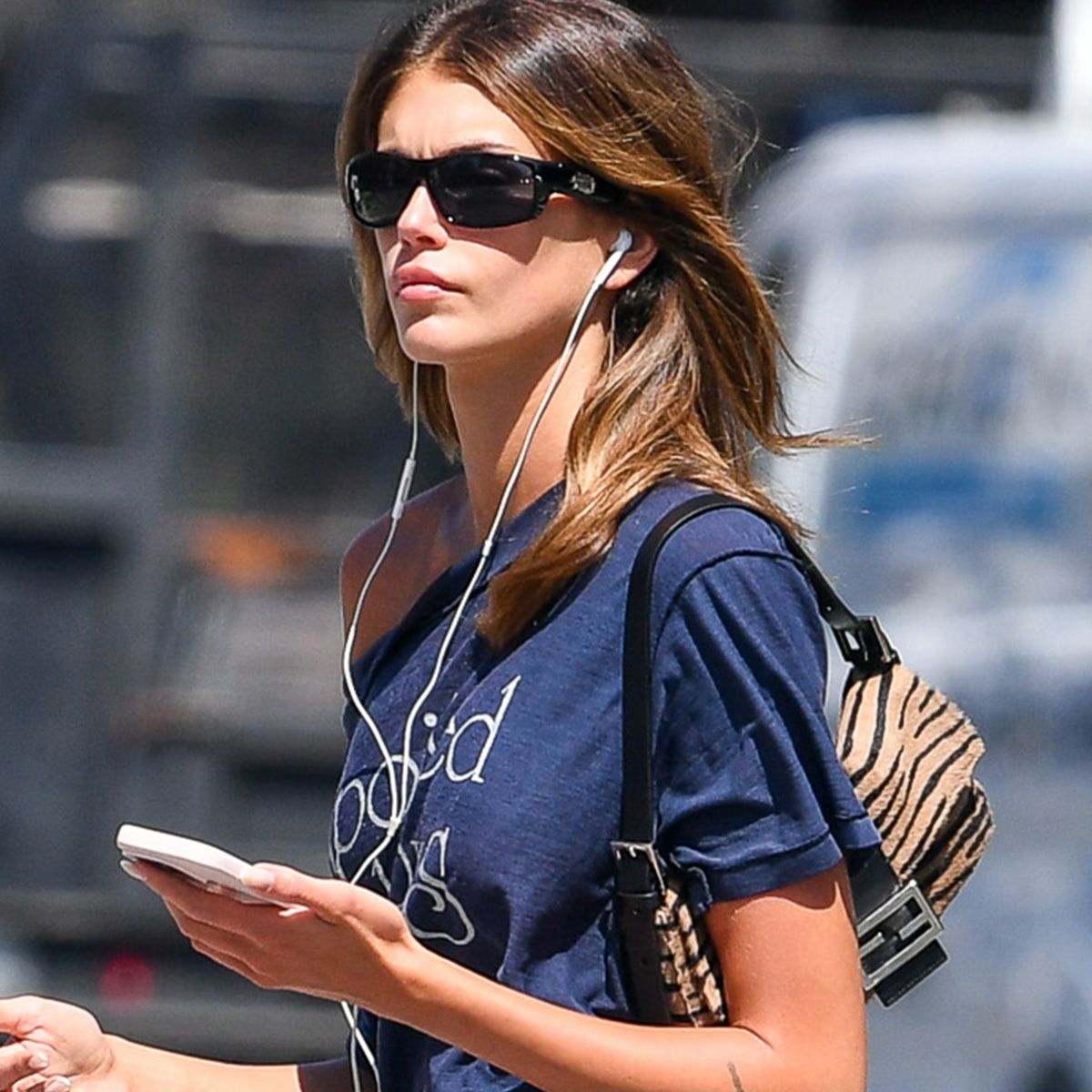 Kaia Gerber показала, как носить юбку до колена с осени