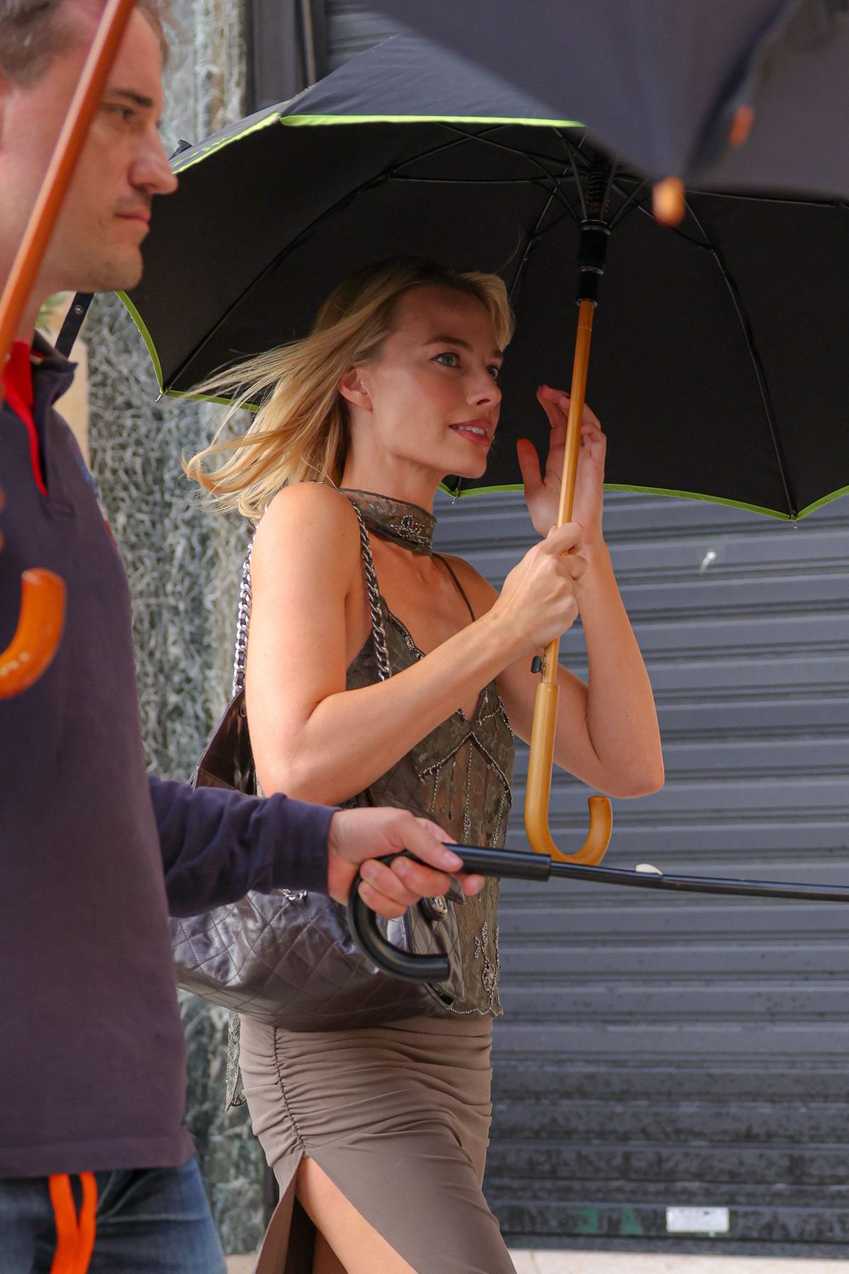 Margot Robbie спасла любимый аксессуар Chanel от дождя в Париже