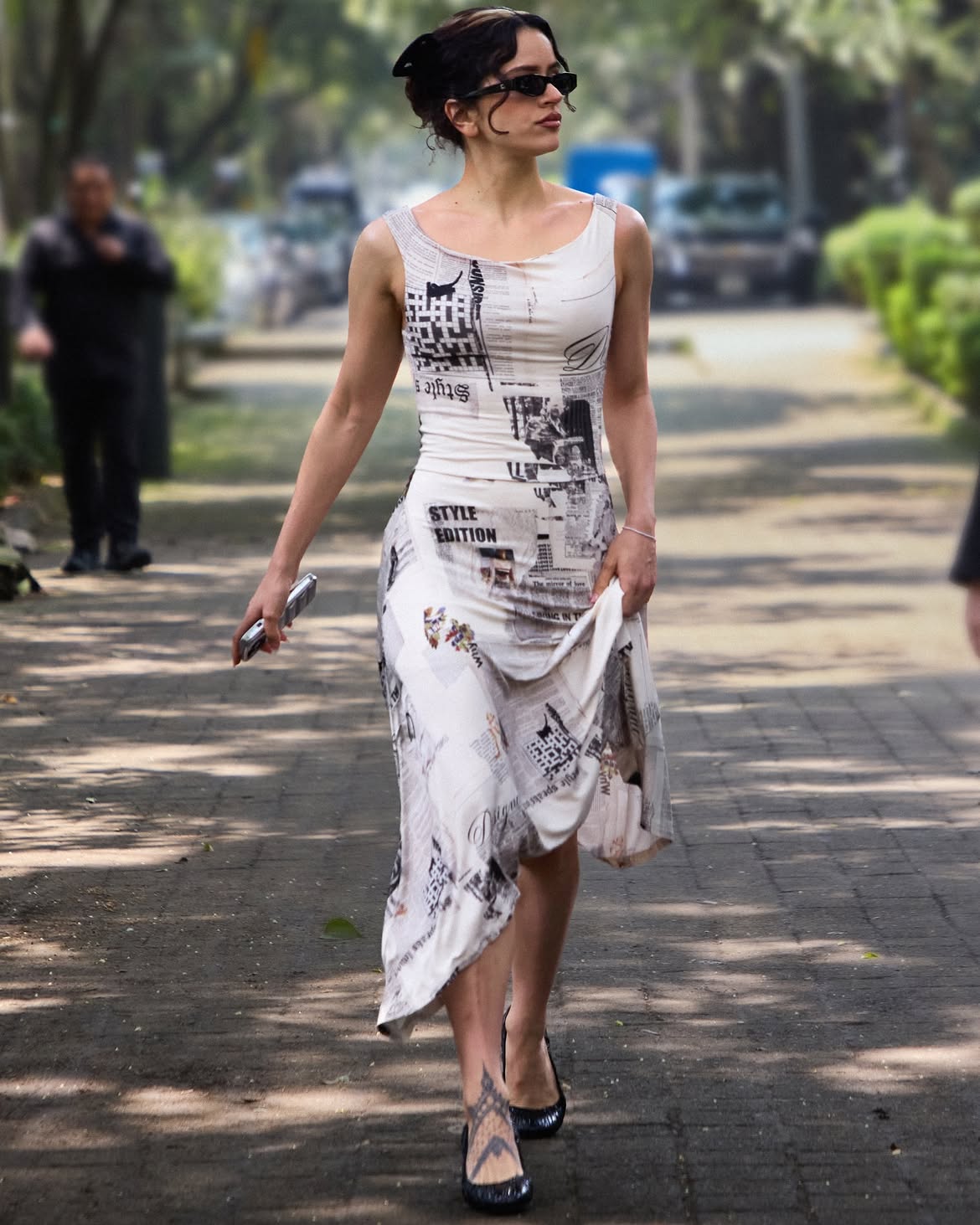 Rosalía выбрала газетное платье Desigual в духе Carrie Bradshaw
