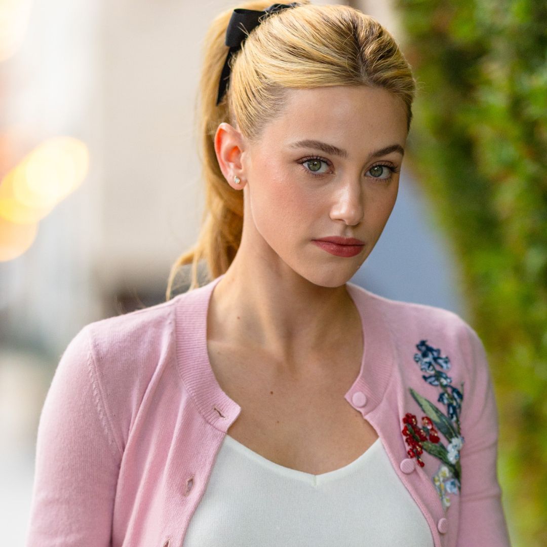 Lili Reinhart начинает эру The Love Hypothesis с кардигана