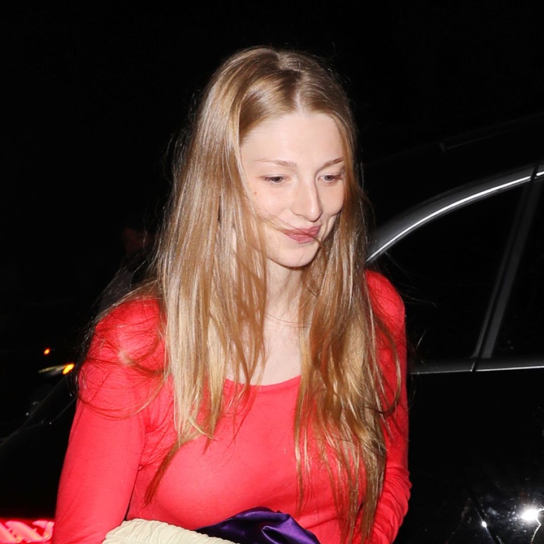 Hunter Schafer выбрала неожиданный цветовой дуэт осени 2026