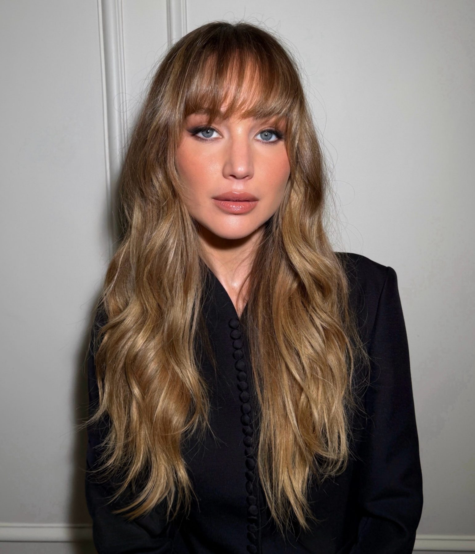 Jennifer Lawrence показала челку butterfly bangs к осени