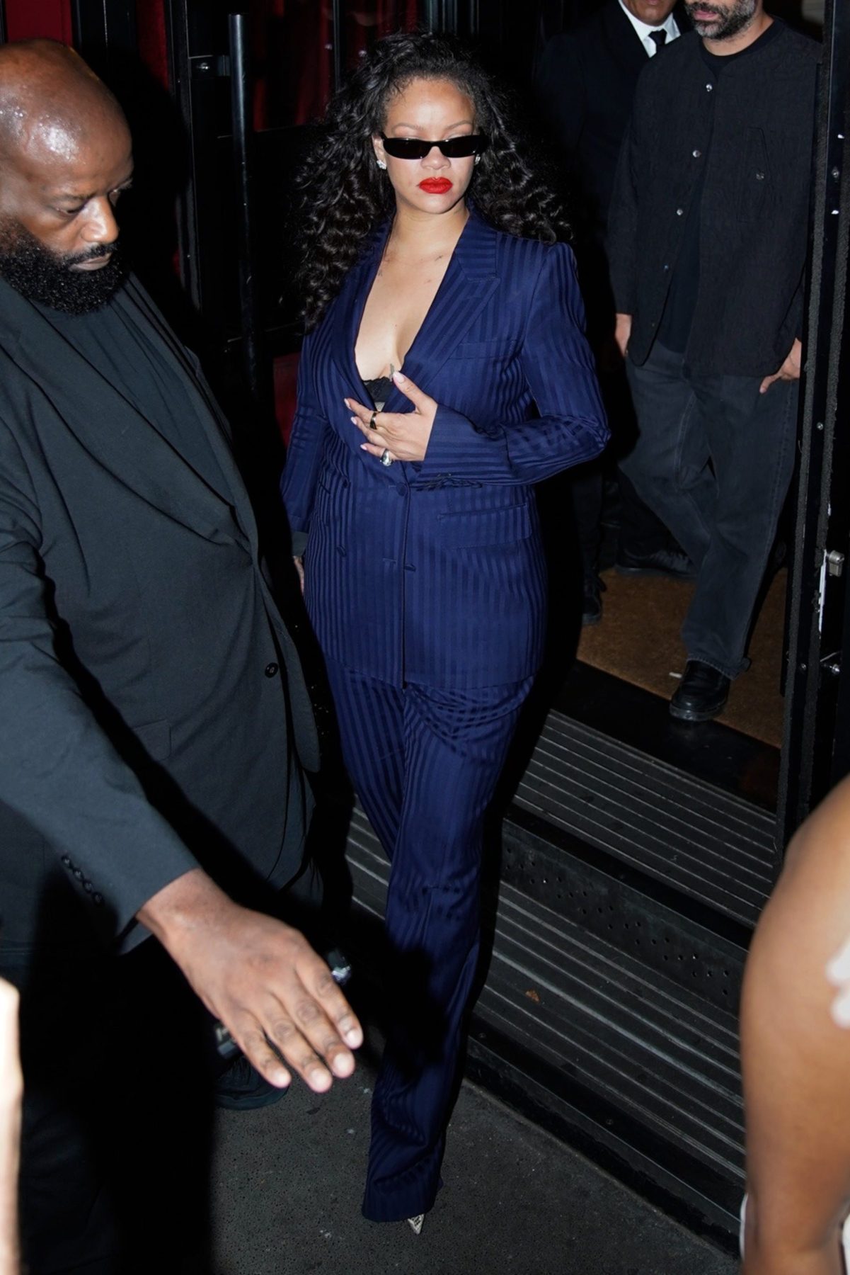 Rihanna посетила концерт Céline Dion в Париже в костюме Tom Ford