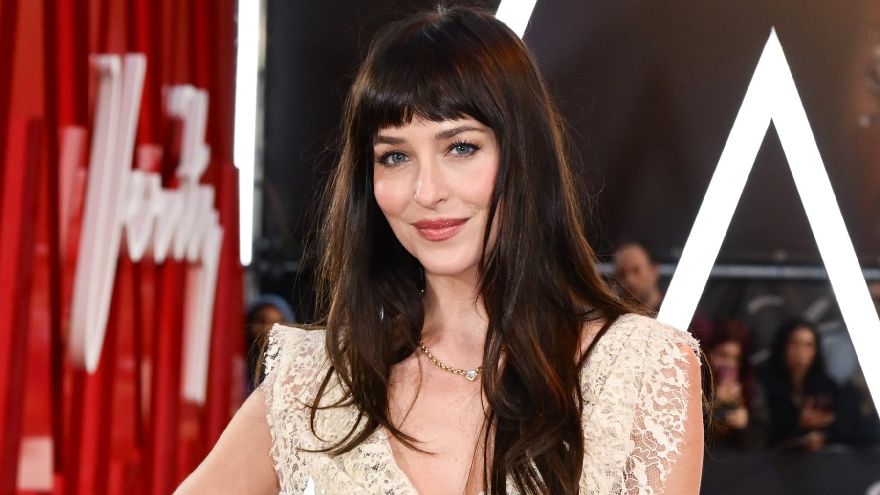 Dakota Johnson снова выбирает прозрачные платья