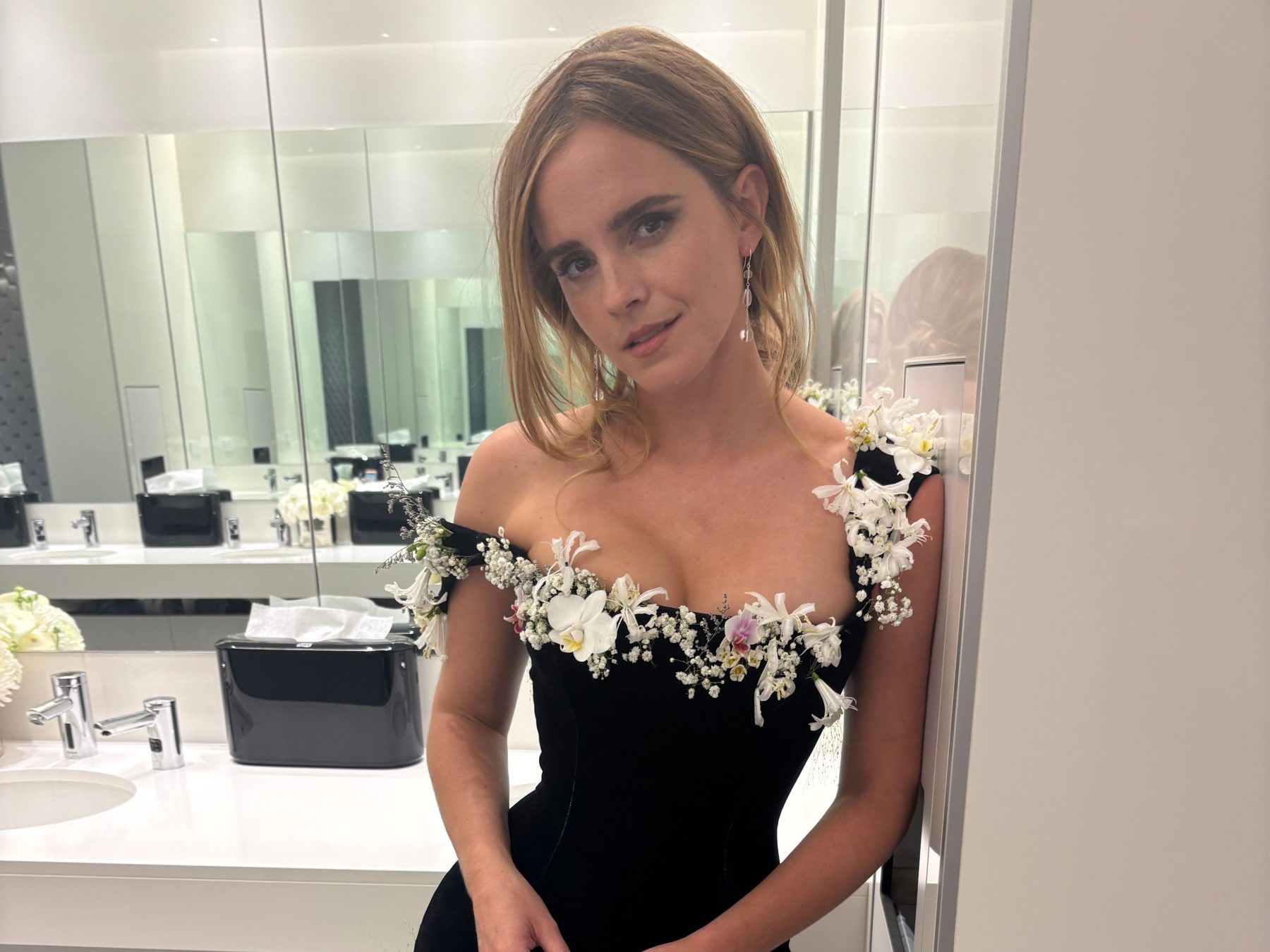 Emma Watson вышла в платье из живых цветов на открытие Lucas Museum