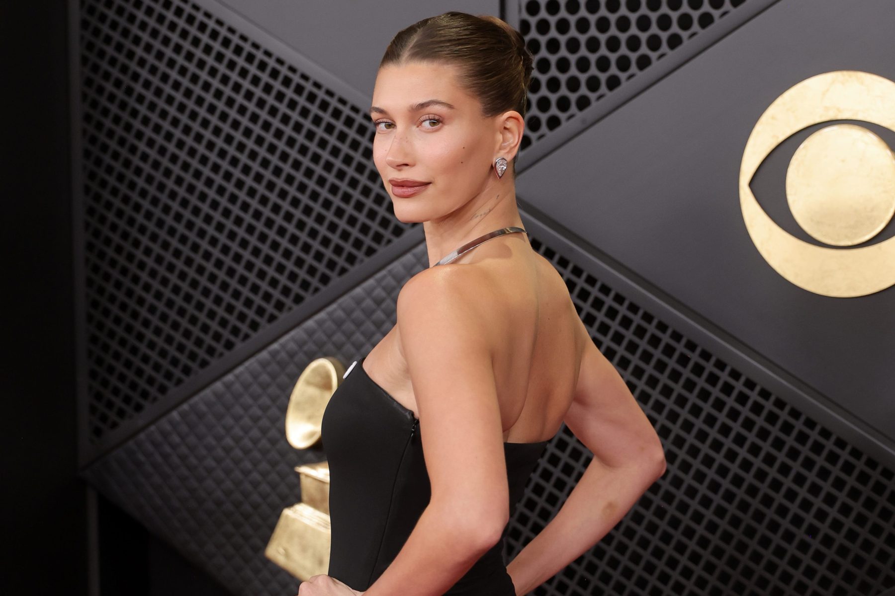 Hailey Bieber показала новый темный цвет волос к осени