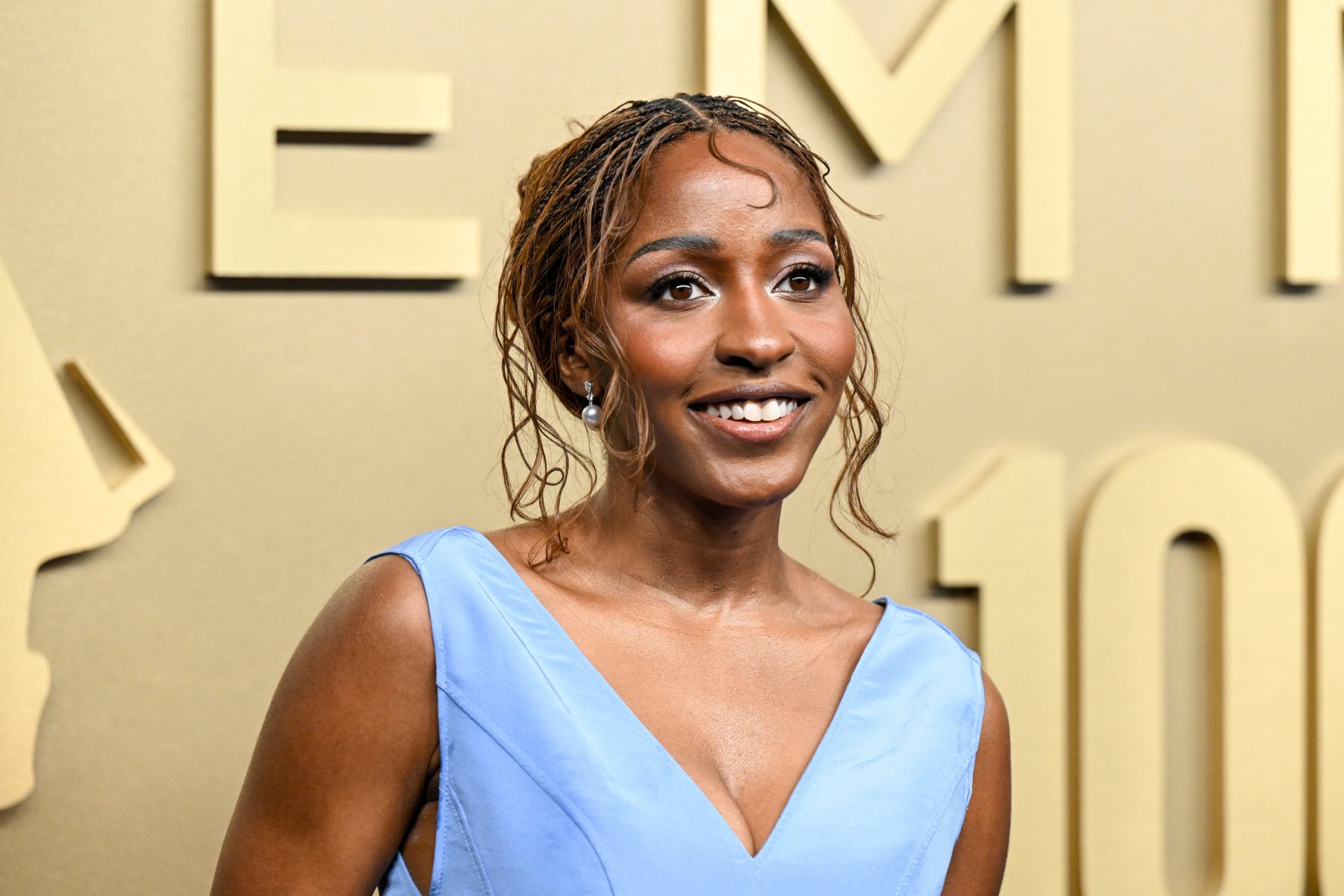 Ayo Edebiri пришла на Emmy 2026 в платье, украшенном бантами