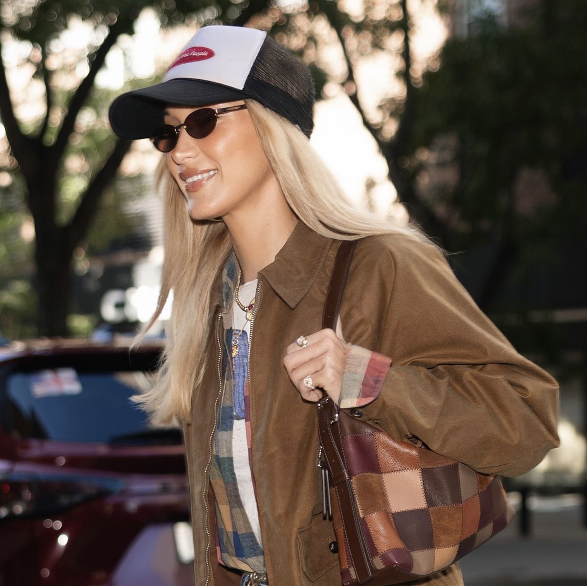 Как Bella Hadid носит Ugg сейчас и так, чтобы образ не устарел к 2027 году