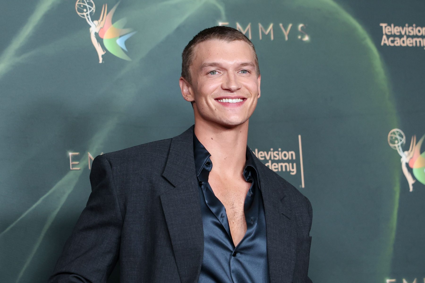 Connor Storrie впервые вышел на ковер с buzzcut на Creative Arts Emmys