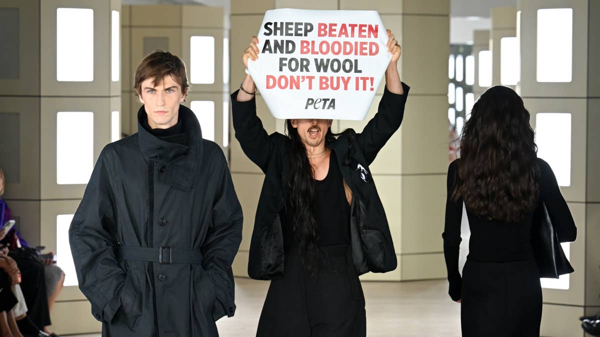 Steven Kolb вмешался в протест PETA на показе COS