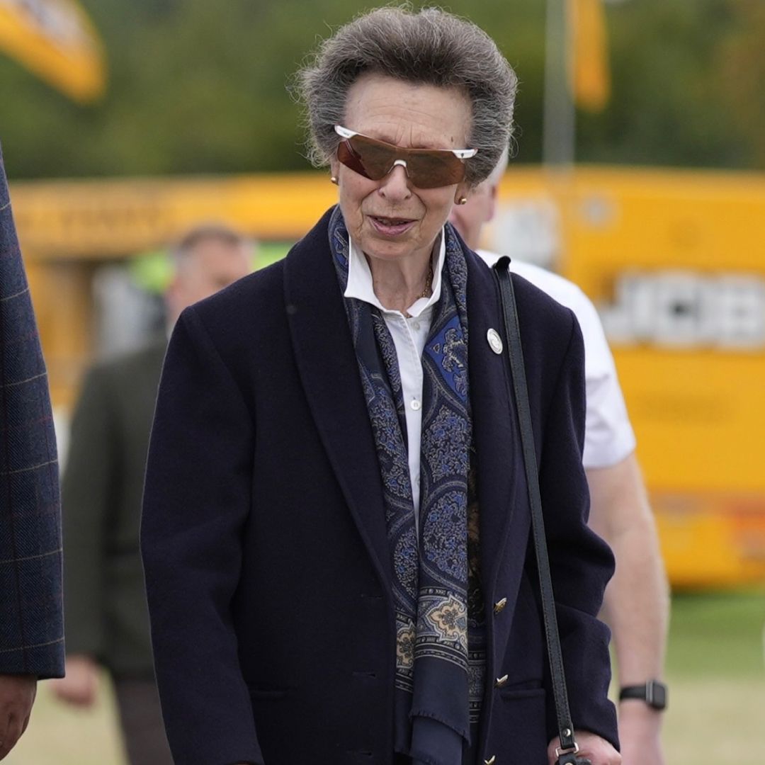 Princess Anne выбрала пейсли и клетку для выезда в Котсуолдсе
