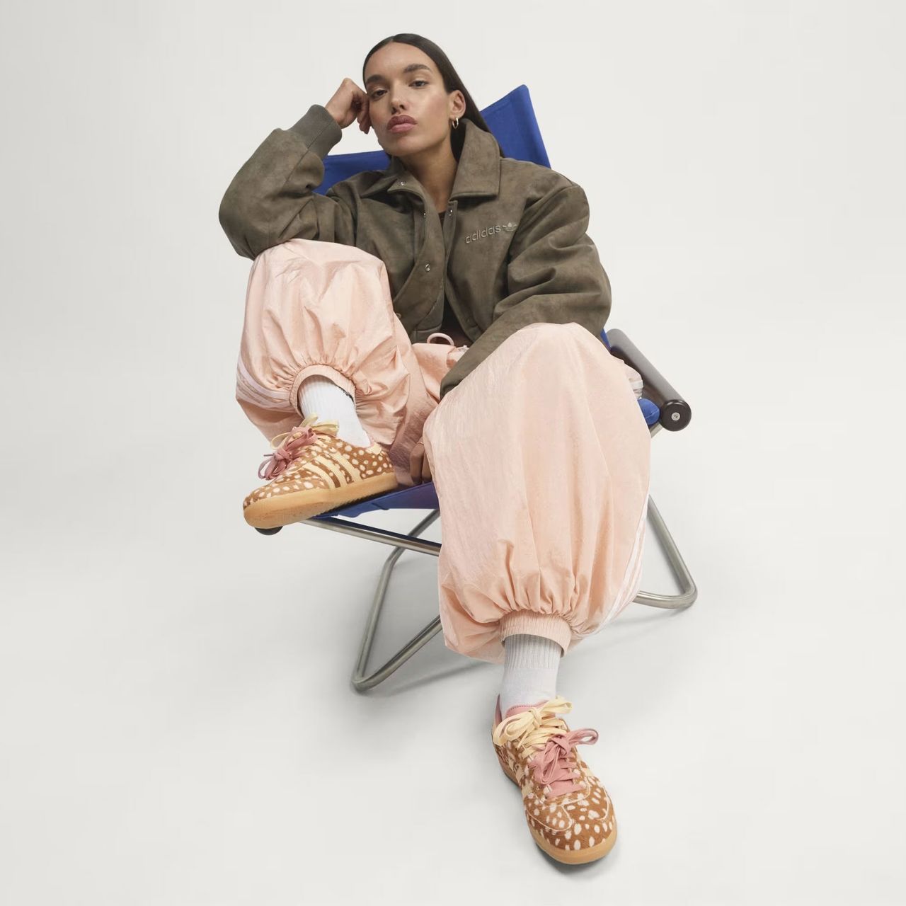 Adidas выпустил кроссовки с неожиданным оленьим принтом