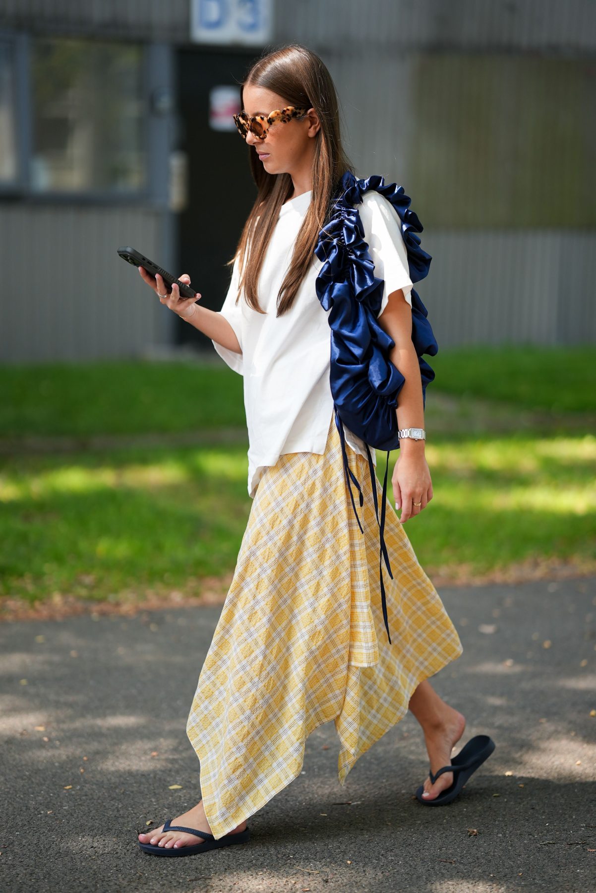 8 неожиданных цветов, которые сочетаются с navy blue