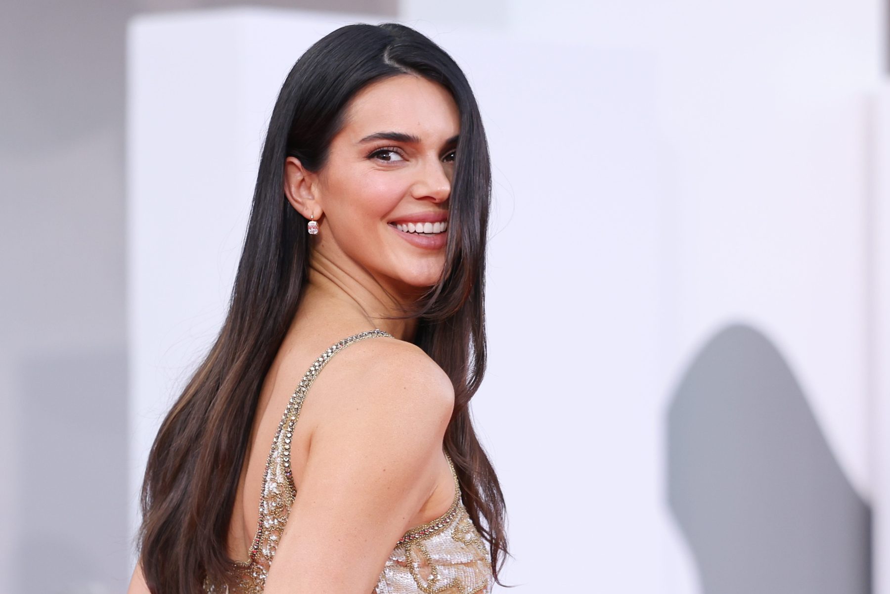 Kendall Jenner вернула на красную дорожку зигзагообразный пробор