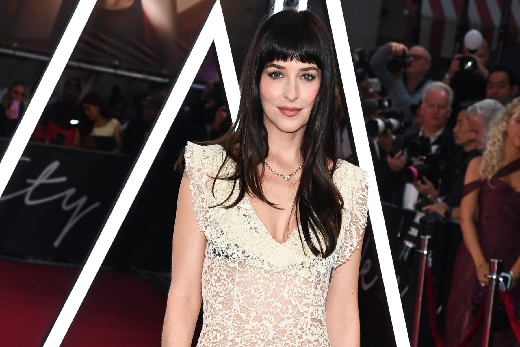 Dakota Johnson выбрала прозрачное платье для показа Verity в Лондоне
