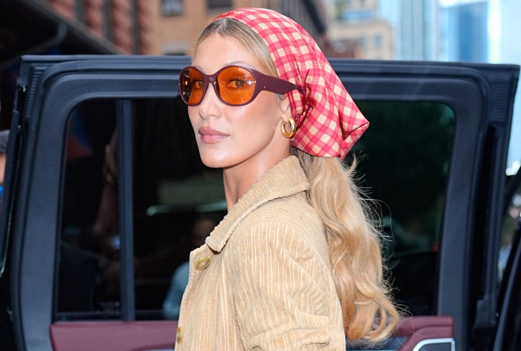Bella Hadid перенесла летний платок в осенний образ