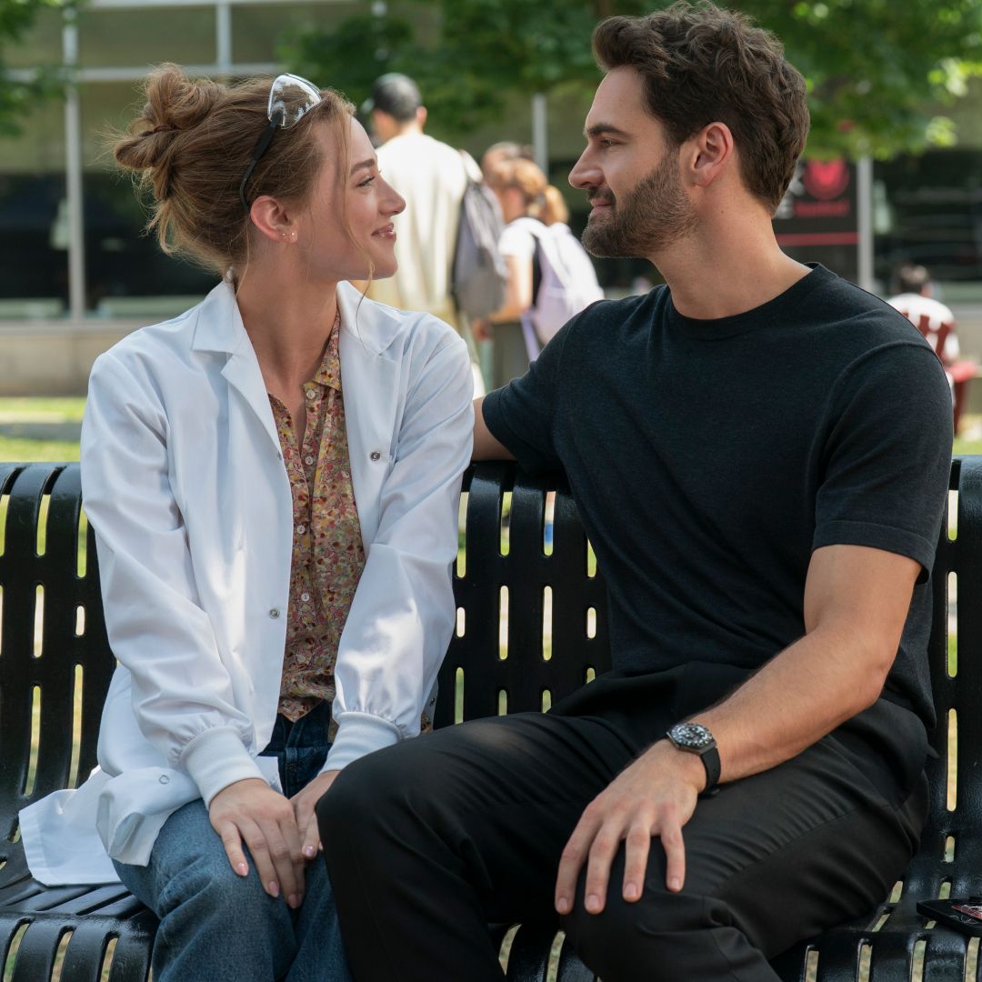 Lili Reinhart и Tom Bateman тестируют химию для экранизации The Love Hypothesis