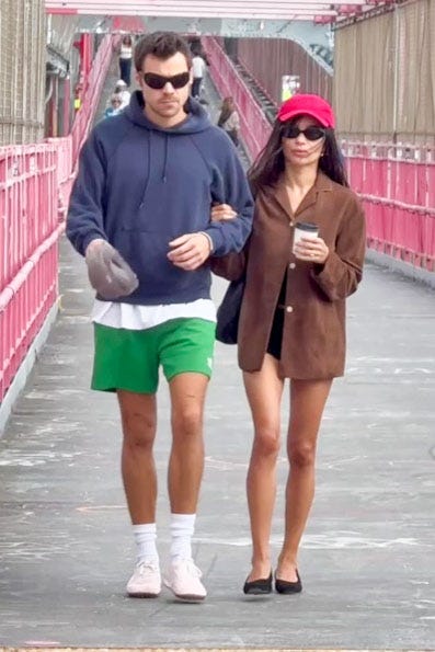 Zoë Kravitz и Harry Styles вышли на прогулку в Нью-Йорке в коротких шортах