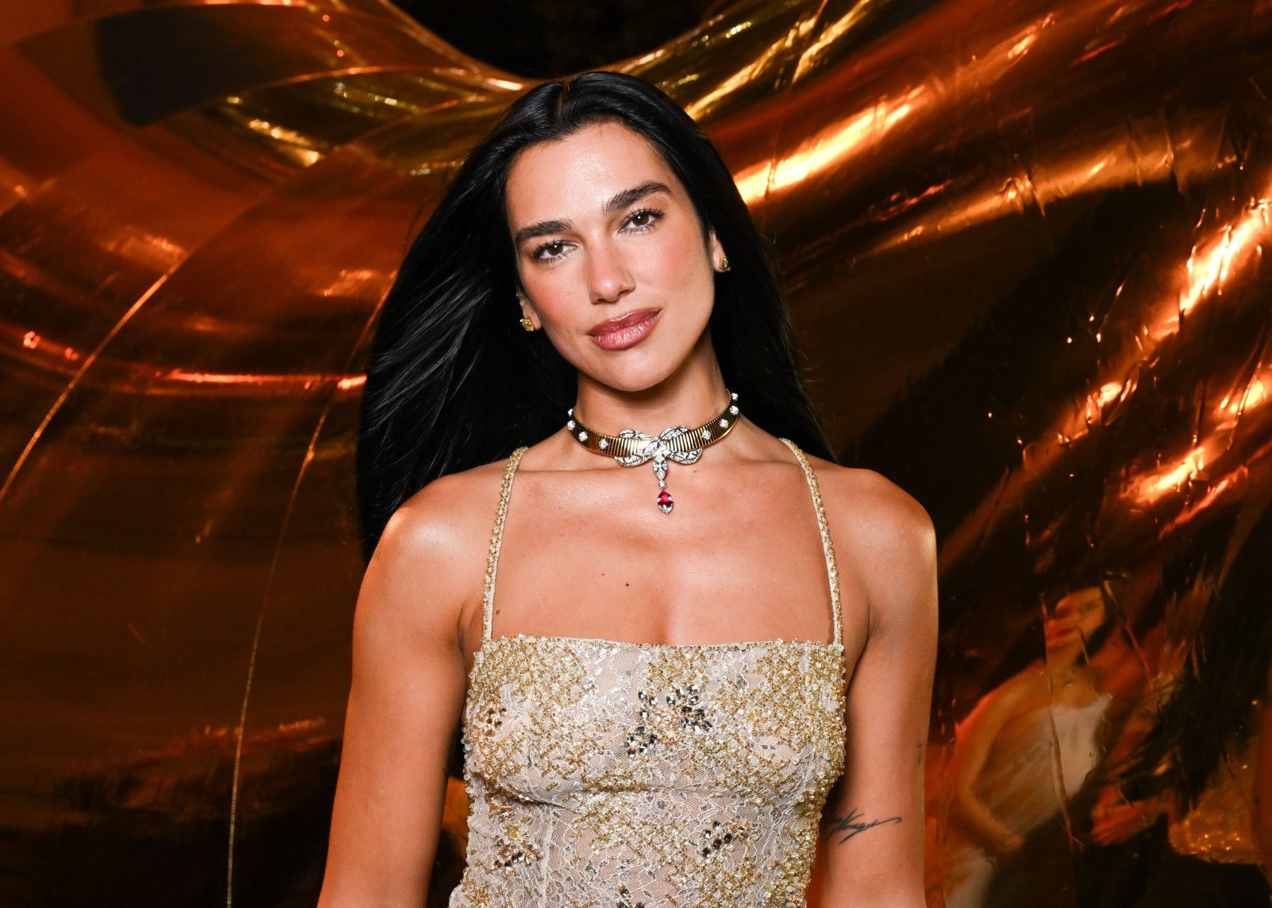 Dua Lipa и Callum Turner принесли энергию молодоженов на Неделю моды в Нью-Йорке