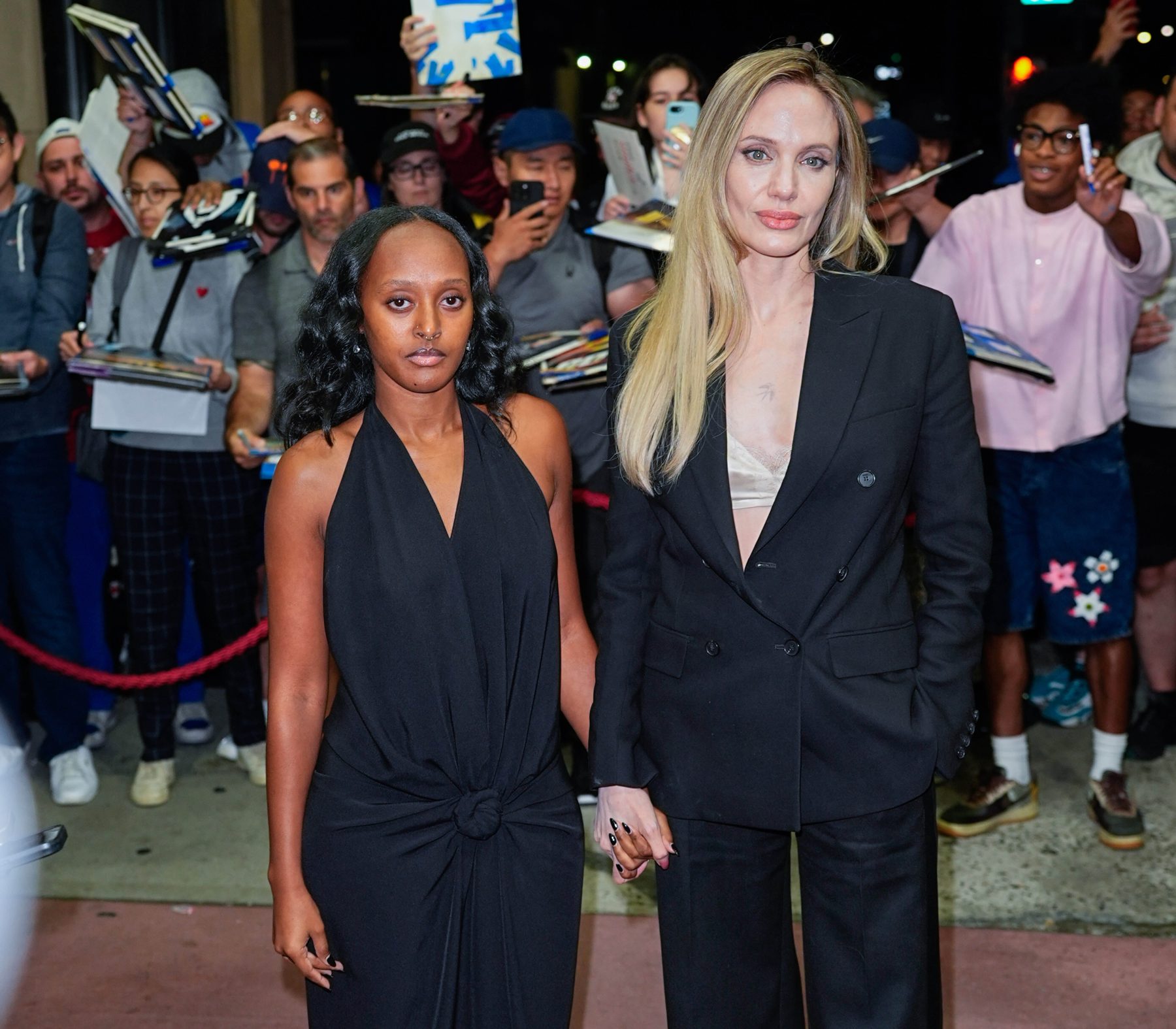Angelina Jolie и Zahara по-разному обыграли черный цвет