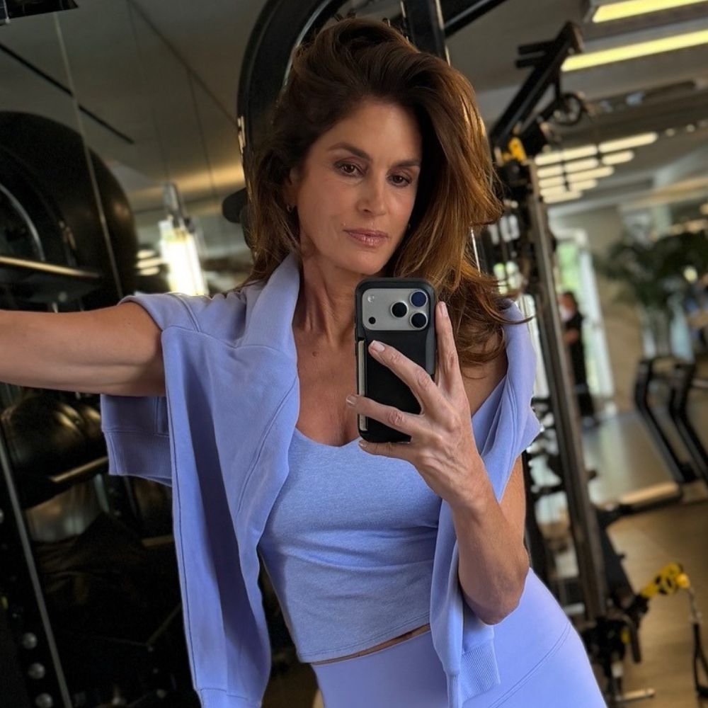 Если стилизовать легинсы после 50, Cindy Crawford выбирает голубой оттенок